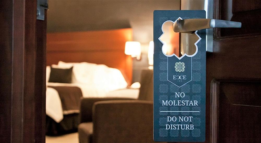 Hotel Ecce Inn&Spa Silao Exterior foto A door sign