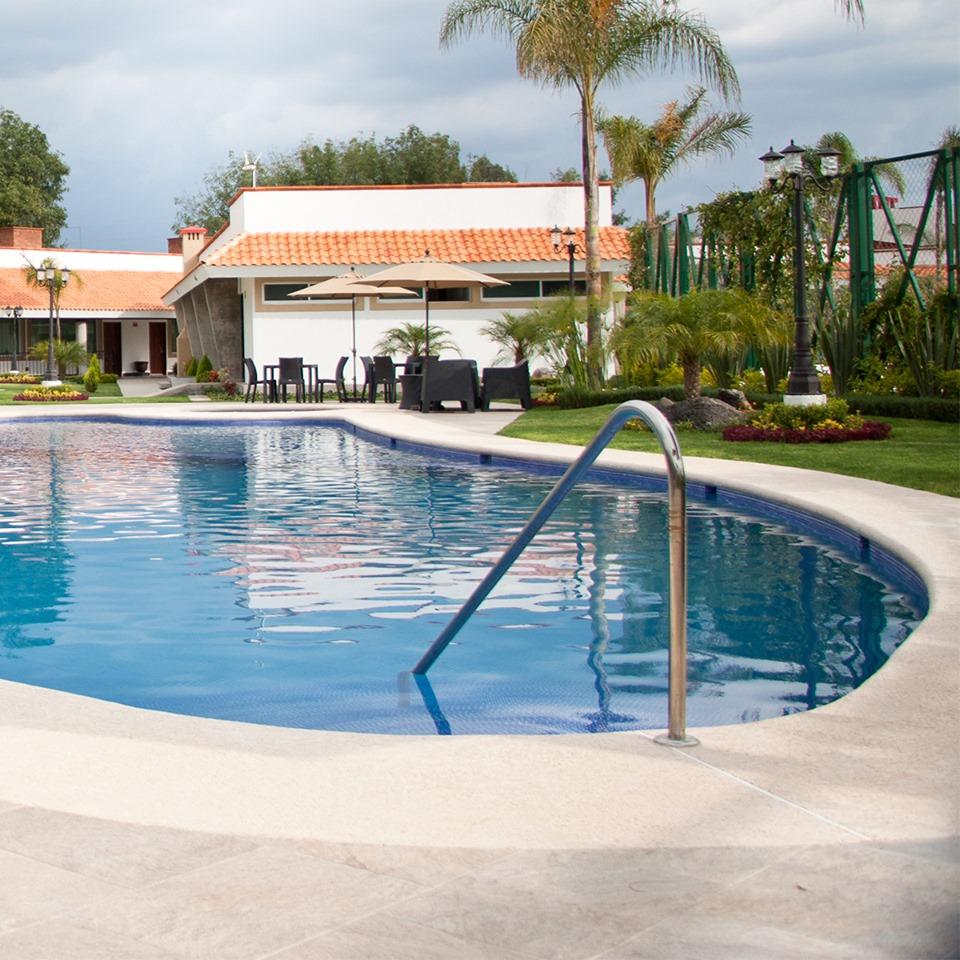 Hotel Ecce Inn&Spa Silao Exterior foto A swimming pool